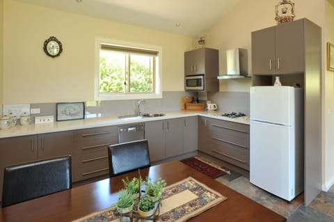 Vista Apartment 2 (1 Bedroom) | Private kitchen | Full-size fridge, microwave, stovetop, dishwasher