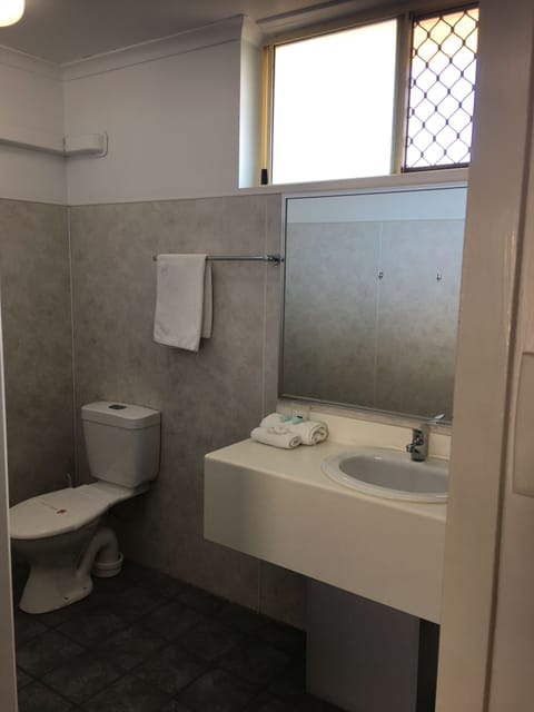 Standard Room | Bathroom | Free toiletries, hair dryer, towels