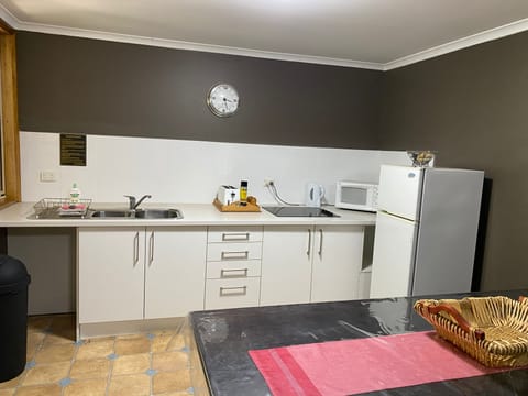 Snowgum 5 Bedroom House, Fireplace - Sleeps 12 | Private kitchen | Mini-fridge