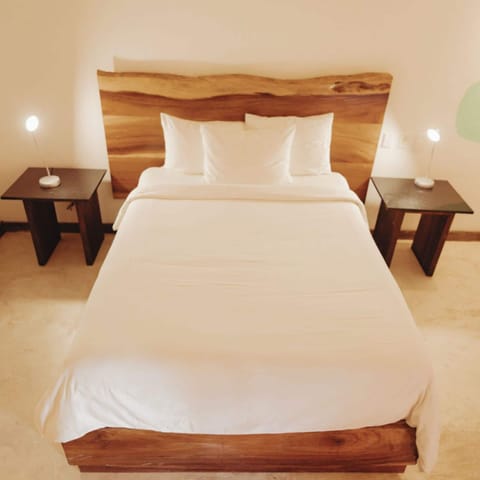 Deluxe Queen | In-room safe, iron/ironing board, free WiFi, bed sheets