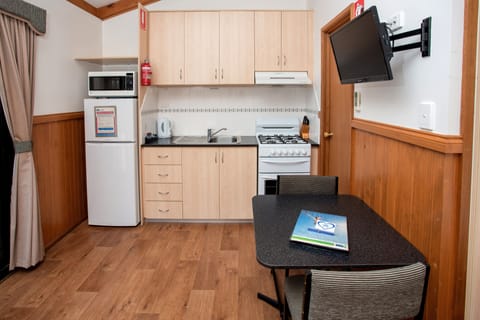 Studio Cabin | Private kitchenette | Fridge, microwave, stovetop, electric kettle