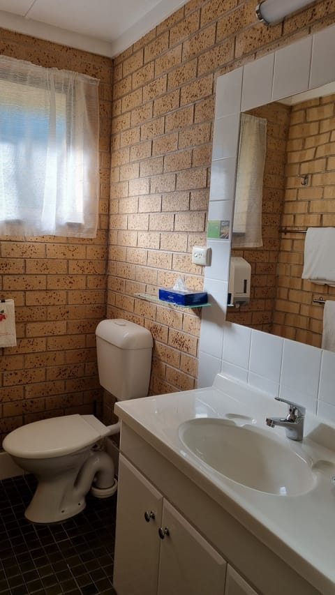 Deluxe Suite, 1 Bedroom, Non Smoking, Kitchenette | Bathroom | Shower, free toiletries, towels