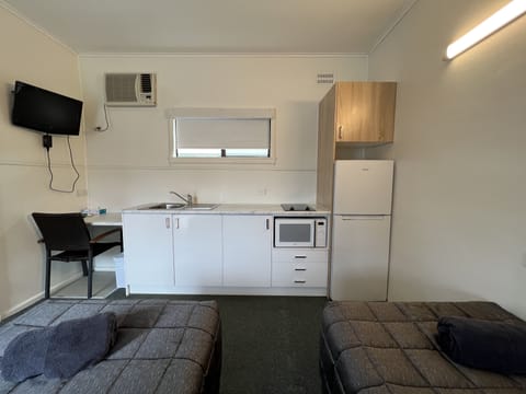 Deluxe Twin, 2 Single Beds, Kitchen | Private kitchen | Fridge, microwave, electric kettle, toaster