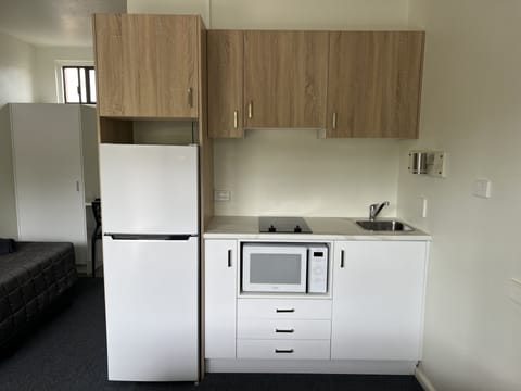 Deluxe Triple, 1 Queen Bed, 1 Single Bed, Kitchen | Private kitchen | Fridge, microwave, electric kettle, toaster