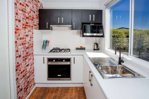 Studio | Private kitchenette | Fridge, microwave, oven, stovetop