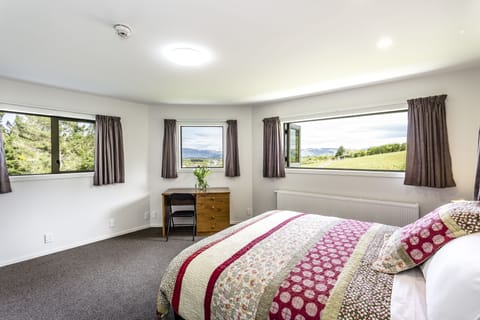 Luxury Suite, 2 Bedrooms | Premium bedding, soundproofing, iron/ironing board, free WiFi