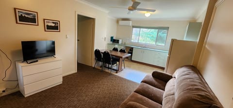 Standard Room, Non Smoking, Kitchen (Self Contained Motel Unit) | Private kitchen | Paper towels