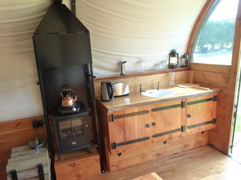 Colonial Wagon + Sleep Out | Private kitchen | Fridge, oven, stovetop, coffee/tea maker