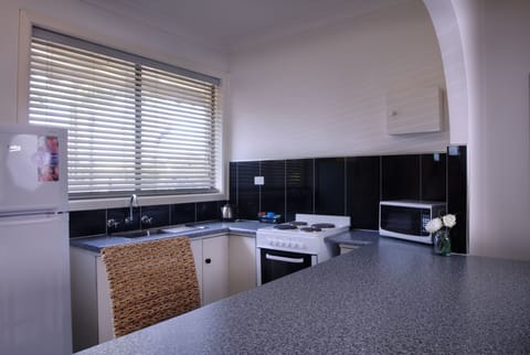 Deluxe Studio, 1 Queen Bed, Kitchen | Private kitchen | Fridge, microwave, coffee/tea maker, electric kettle