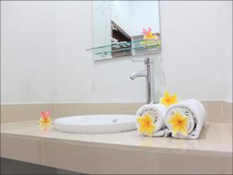 Deluxe Room (with AC) | Bathroom sink