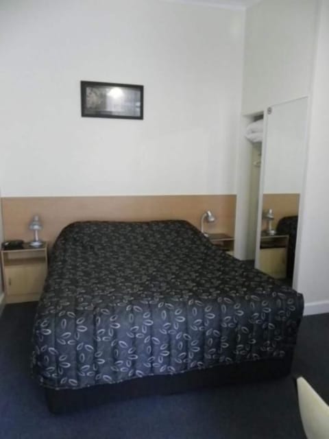 Standard Room, Non Smoking (Queen Room) | Desk, soundproofing, iron/ironing board, free WiFi