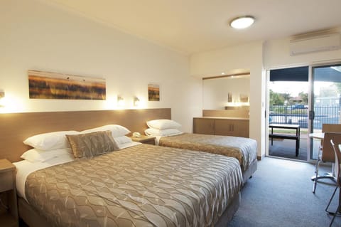 Gardenview Motel (Queen + Single) | Minibar, iron/ironing board, free WiFi