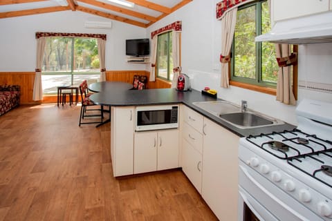 Cabin, 3 Bedrooms | Private kitchen | Fridge, microwave