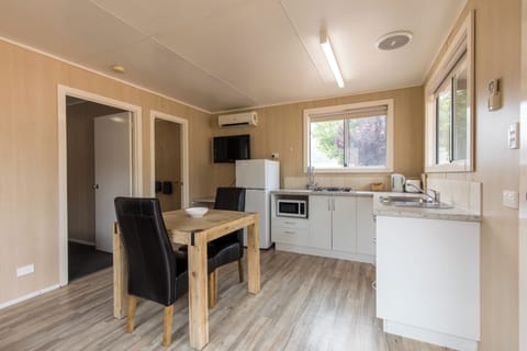 Deluxe Cabin | Private kitchen | Microwave, stovetop, cookware/dishes/utensils