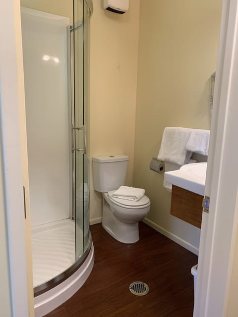 Superior Studio (Budget Twin  Apartment) | Bathroom | Shower, towels