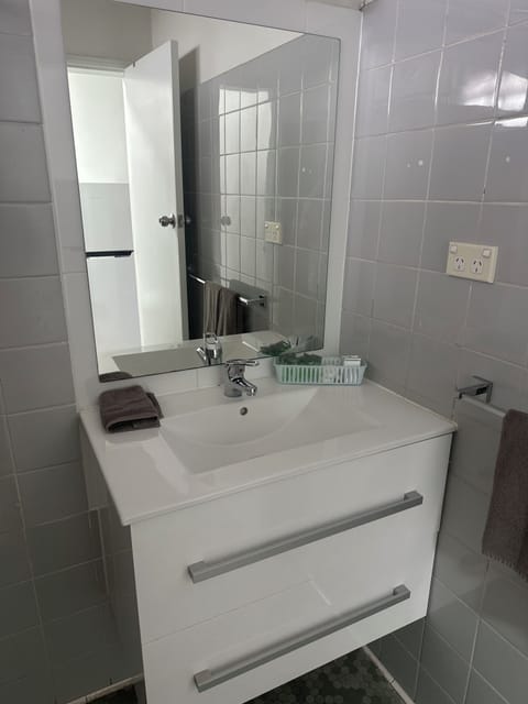 Family Room, Non Smoking, Kitchenette, No Pets | Bathroom | Free toiletries, hair dryer, towels