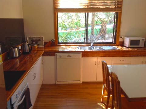 Standard Suite, Multiple Bedrooms (Cottage 3) | Private kitchen | Fridge, microwave, stovetop, electric kettle