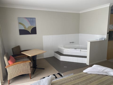 Deluxe Room, 1 Queen Bed, Non Smoking, Patio (Deluxe Spa) | Iron/ironing board, free WiFi, bed sheets