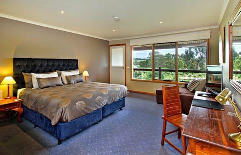 Macedon Spa Suite | Minibar, desk, soundproofing, iron/ironing board