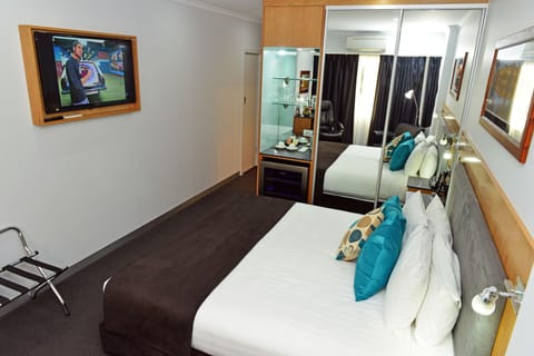 Hotel King Suite | Iron/ironing board, free WiFi