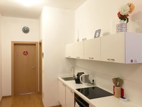 City Twin Room, 2 Twin Beds, Non Smoking, Shared Bathroom | Shared kitchen | Full-size fridge, stovetop, electric kettle, cookware/dishes/utensils