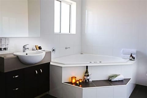 Executive Room, 1 King Bed, Jetted Tub | Jetted tub