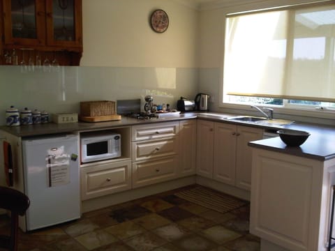 Merlot Cottage | Private kitchen | Fridge, microwave, stovetop, coffee/tea maker