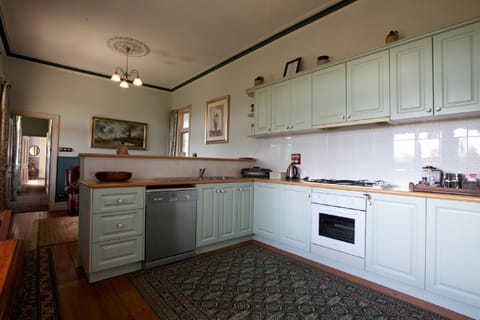 Wallace Homestead | Private kitchen | Fridge, microwave, stovetop, coffee/tea maker