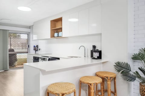 Luna Blu - Property Adjacent | Private kitchen | Fridge, oven, dishwasher, electric kettle