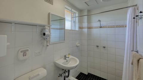 Twin Room - Non Smoking | Bathroom | Shower, free toiletries, hair dryer, towels