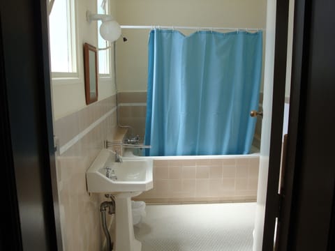 X Family Room, Non Smoking X | Bathroom | Towels, soap, shampoo, toilet paper