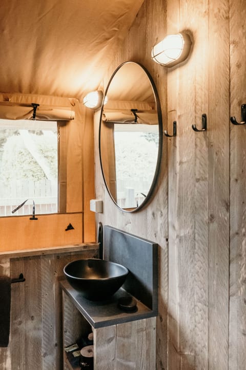 Luxury Tent | Bathroom | Shower, hair dryer, towels