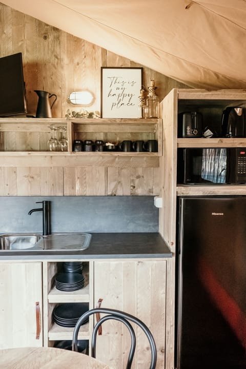 Luxury Tent | Private kitchen | Fridge, microwave, oven, stovetop