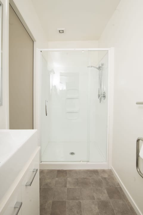 Standard Suite, 1 Bedroom, Non Smoking, Kitchen (on Waterfront) | Bathroom shower