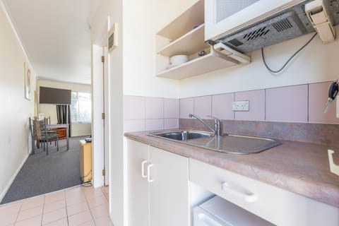 Large King Studio | Private kitchen | Mini-fridge, microwave, electric kettle, toaster