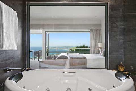 Luxury Suite, 1 King Bed, Bay View, Sea Facing | Bathroom | Free toiletries, hair dryer, towels