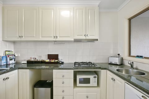 Comfort Suite, 1 King Bed, Bay View, Sea Facing | Private kitchenette | Microwave, coffee/tea maker, electric kettle