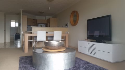 Two bedroom apartment with sea view - Levels 4-6  | In-room dining