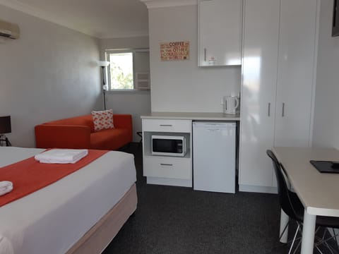 Standard Room, 1 Queen Bed | Iron/ironing board, rollaway beds, free WiFi, bed sheets