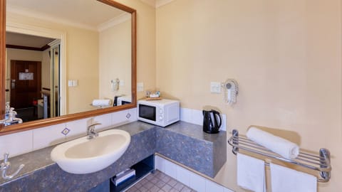 Deluxe Room, Multiple Beds, Non Smoking | Bathroom | Free toiletries, hair dryer, towels