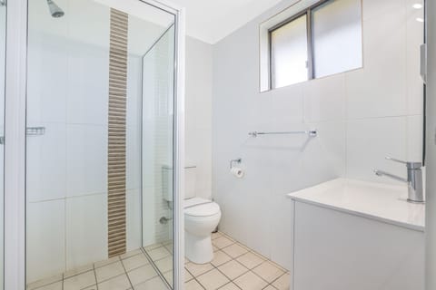 Family Room, Non Smoking, Kitchenette | Bathroom | Shower, free toiletries, hair dryer, towels