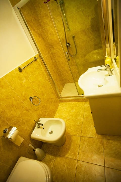 Triple Room | Bathroom | Shower, free toiletries, hair dryer, towels