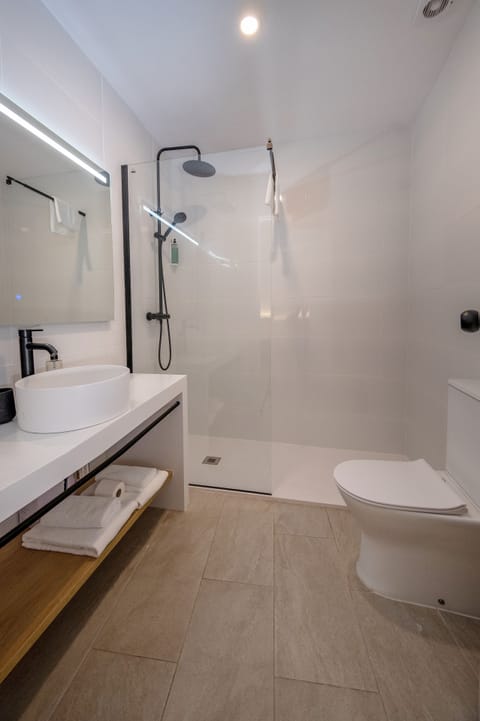 Family Room | Bathroom | Shower, rainfall showerhead, free toiletries, towels