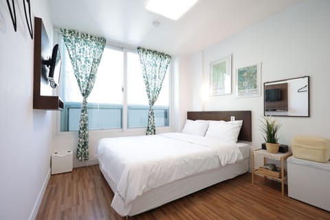 Deluxe Double Room | Individually decorated, soundproofing, free WiFi, bed sheets