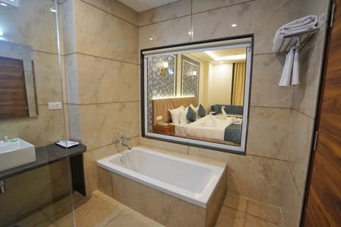 Executive Suite | Bathroom