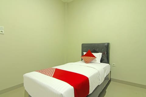 Deluxe Single Room | Laptop workspace, free WiFi, bed sheets