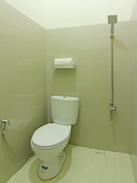 Twin Room | Bathroom | Shower, bidet, towels