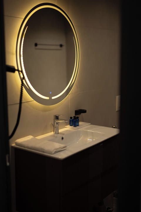 Deluxe Suite, Sea View | Bathroom | Shower, free toiletries, hair dryer, slippers