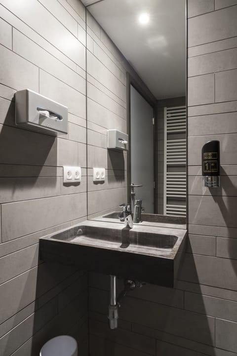 Quadruple Room, Private Bathroom | Bathroom shower