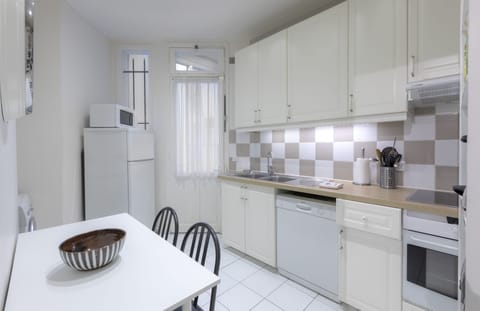 Classic Apartment, 3 Bedrooms, 2 Bathrooms | Private kitchen | Fridge, microwave, stovetop, dishwasher